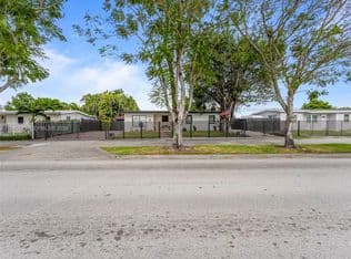 3+1 Müstakil ev — 11415 SW 56th St, Miami, 33165