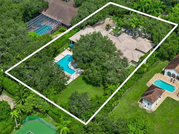 5-bedroom Single-Family Home — 8430 SW 98th St, Miami, FL 33156