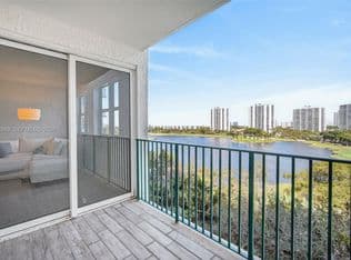 2+1 Condo — 20000 Country Club Dr #714, Aventura, 33180