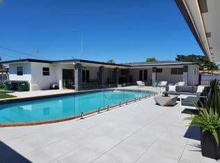 4+1 Müstakil ev — 8240 SW 38th St, Miami, 33155