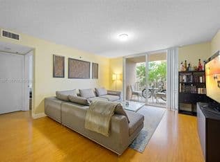 1+1 Condo — 19555 E Country Club Dr #8303, Aventura, 33180