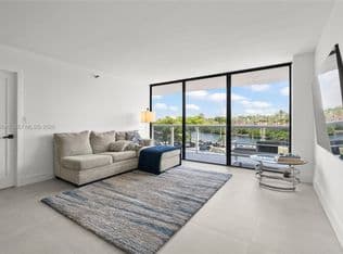 2+1 Condo — 20505 E Country Club Dr APT 331, Aventura, 33180