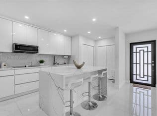 3+1 Müstakil ev — 1270 W 64th Ter, Hialeah, 33012