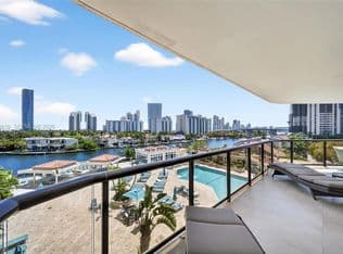 2+1 Condo — 19667 Turnberry Way APT 6A, Aventura, 33180