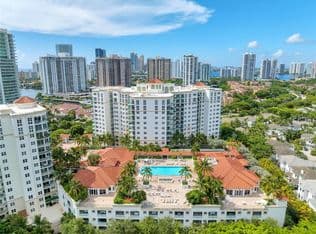2+1 Condo — 19900 E Country Club Dr APT 308, Aventura, 33180