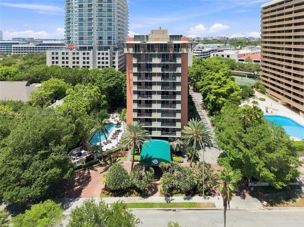 1-bedroom Condo — 2951 S Bayshore Dr #305, Miami, FL 33133