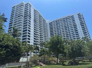 1+1 Condo — 2500 Parkview Dr APT 1109, Hallandale, 33009