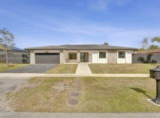 4-bedroom Single-Family Home — 16653 Golfview Dr, Weston, 33326