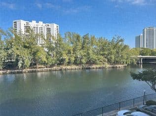 2+1 Condo — 300 Diplomat Pkwy APT 310, Hallandale Beach, 33009