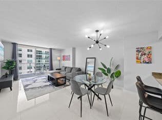 1-bedroom Condo — 1200 Brickell Bay Dr APT 2205, Miami, 33131
