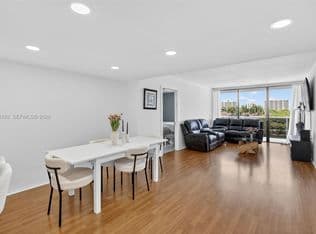 2-bedroom Condo — 3675 N Country Club Dr APT 410, Aventura, 33180