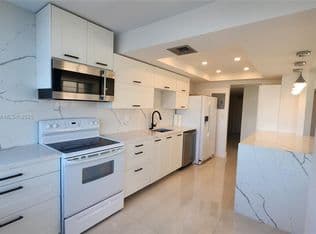 2-bedroom Condo — 18051 Biscayne Blvd APT 1705, Aventura, 33160