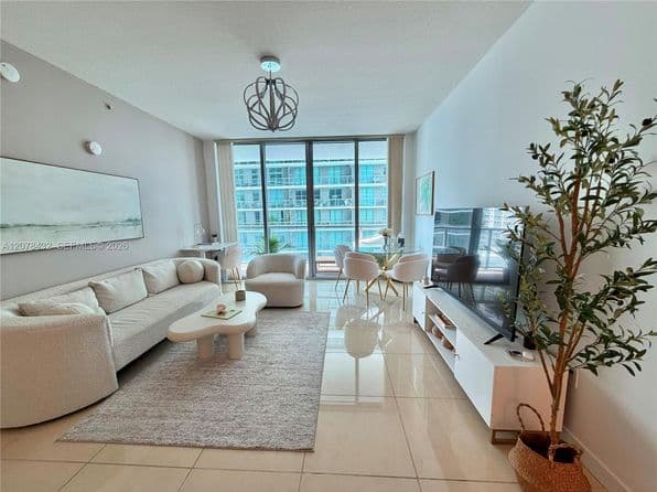 1-bedroom Condo — 1111 SW 1st Ave APT 2215, Miami, FL 33130