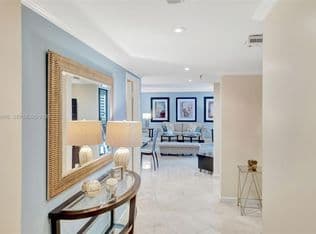 2-bedroom Condo — 520 Brickell Key Dr APT A914, Miami, 33131