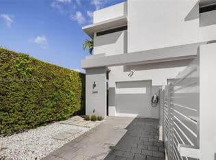 3-bedroom Townhouse — 3655 SW 25th St #3655, Miami, 33133