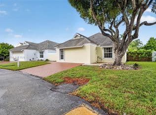 3+1 Müstakil ev — 9943 NW 47th Ter, Doral, 33178