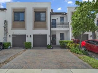 4+1 Townhouse — 550 NE 207th St, Miami, 33179