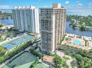 2-bedroom Condo — 20191 E Country Club Dr APT 1805, Aventura, 33180