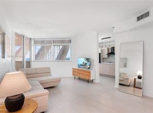 1+1 Condo — 300 S Pointe Dr APT 907, Miami Beach, 33139