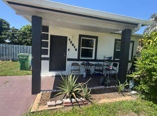 3+1 Müstakil ev — 12610 NW 23rd Ave, Miami, 33167