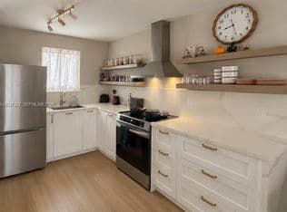 1+1 Condo — 220 Washington Ave APT 5C, Miami Beach, 33139