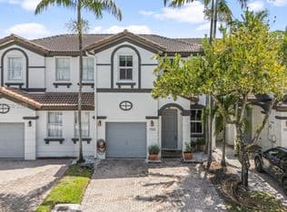 4+1 Townhouse — 7809 NW 114th Path, Doral, 33178