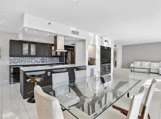 2+1 Condo — 20281 E Country Club Dr APT 201, Aventura, 33180