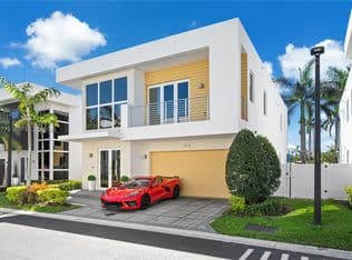 4-bedroom Single-Family Home — 9830 NW 74th Ter, Doral, 33178