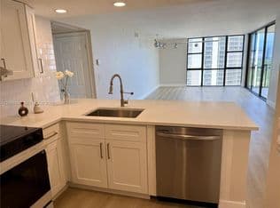 2-bedroom Condo — 20335 N Country Club Dr APT 1203, Aventura, 33180
