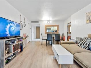 1+1 Condo — 3401 N Country Club Dr APT 406, Aventura, 33180