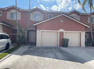 3-bedroom Townhouse — 904 NW 100th Ave, Pembroke Pines, 33024