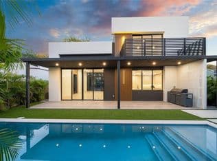 5+1 Müstakil ev — 536 NW 48th St, Miami, 33127