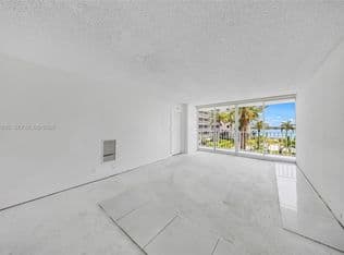 2+1 Condo — 7601 E Treasure Dr APT 609, North Bay Village, 33141
