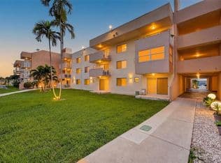 2+1 Condo — 10300 Coral Way #C25, Miami, 33165