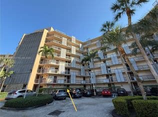 1-bedroom Condo — 3301 N Country Club Dr APT 106, Aventura, 33180