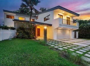 3+1 Müstakil ev — 9200 NE 12th Ave, Miami Shores, 33138