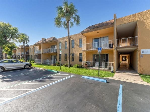 3-bedroom Condo — 13700 SW 62nd St APT 213, Miami, FL 33183