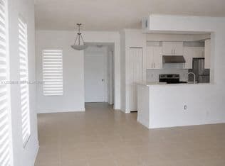 2+1 Townhouse — 2452 Centergate Dr APT 104, Hollywood, 33025