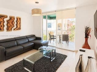 1+1 Condo — 19701 E Country Club Dr #5605, Aventura, 33180