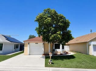 3+1 Müstakil ev — 840 W Palm Run Dr, North Lauderdale, 33068