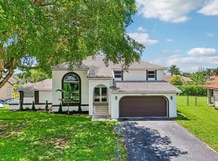 4-bedroom Single-Family Home — 15010 E Falcons Lea Dr, Davie, 33331