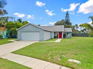 2-bedroom Single-Family Home — 119 Lakeside Circle, Jupiter, 33458
