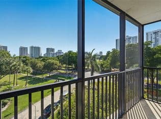 2+1 Condo — 3401 N Country Club Dr APT 519, Aventura, 33180