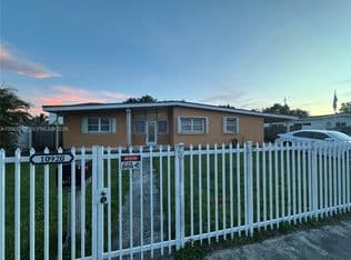 6+1 Müstakil ev — 10920 Westwood Lake Dr, Miami, 33165