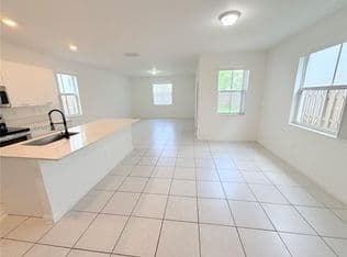 3+1 Müstakil ev — 2405 NW 131st Cir, Miami, 33167