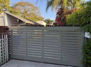 2+1 Müstakil ev — 3373 SW 29th Ter, Miami, 33133