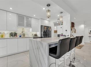 2-bedroom Condo — 18071 Biscayne Blvd APT 901, Aventura, 33160