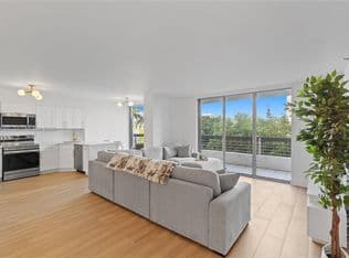 2+1 Condo — 19101 NE 36th Ct #402, Aventura, 33180