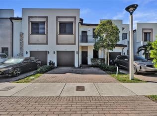 4+1 Townhouse — 408 NE 212th Ter, Miami, 33179
