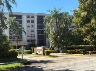 2+1 Condo — 900 NE 195th St APT 702, Miami, 33179